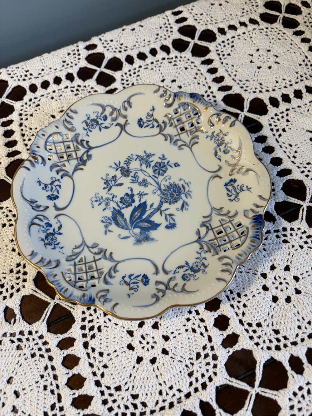 Vintage Blue Onion  Floral Porcelain Decorative Plate Scalloped Gold Trim Edge - Picture 2 of 3